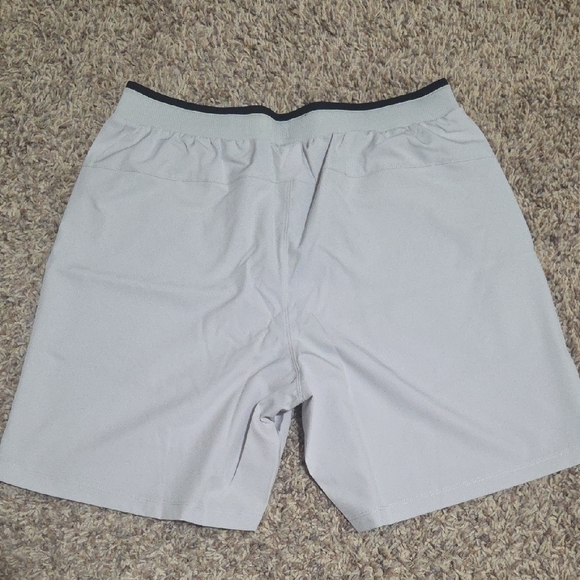 *NWT* Fabletics Fundamental II 7" Inseam Men's Shorts - Grey, Size Medium - Picture 5 of 7